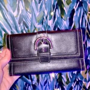 VINTAGE Y2K 2000’s COACH 👛 leather buckle wallet/clutch!